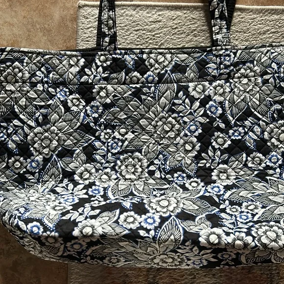 Vera Bradley Large bag with straps - Picture 2 of 5